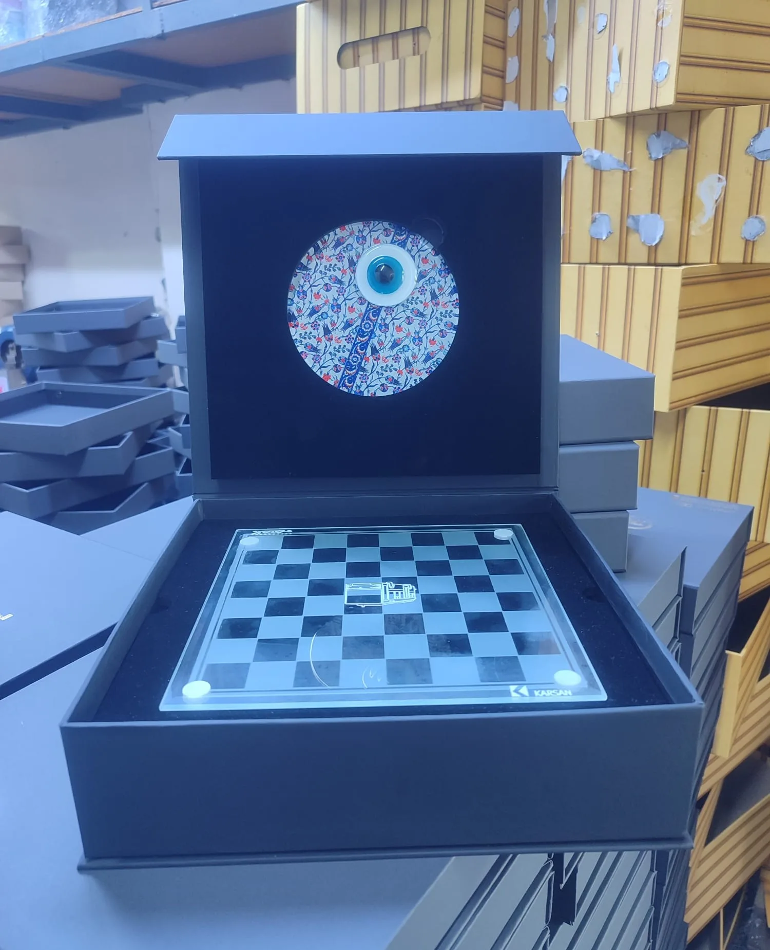 APLUS PROMOSYON ÜRÜNLERI - KARSAN 'A ÖZEL KRISTAL SATRANÇ TAKIMI IÇIN LÜKS HEDIYE KUTUSU TASARIMI - APLUS PROMOSYON ÜRÜNLERI Aplus Promosyon Ürünleri Hediye Kutu 5 Jpeg